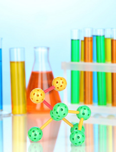 探索生命密码 实验室中的生化医药研究